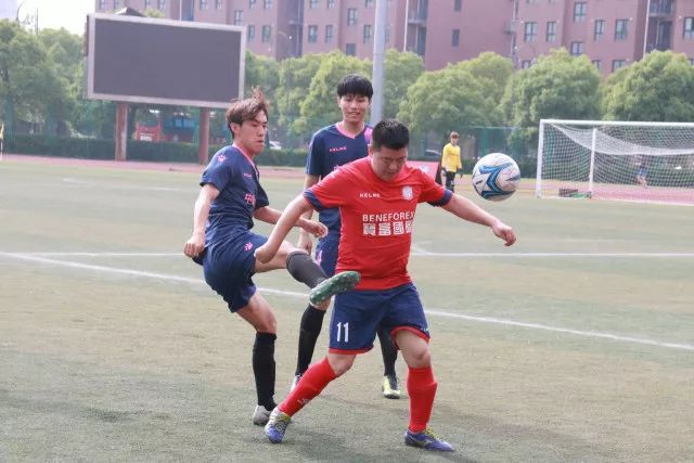 奥乒赛王楚钦输内战失控 两度摔拍子差点砸到队友