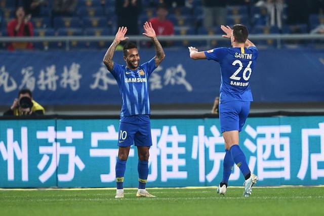 文班亚马观战巴黎4比2曼城 获赠印马刺字样球衣